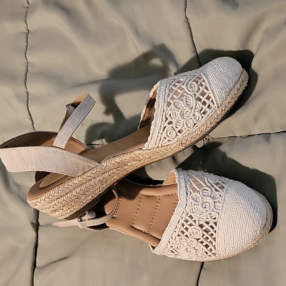 KELLY and KATIE Low Espadrille Sandals 7.5 Cream
